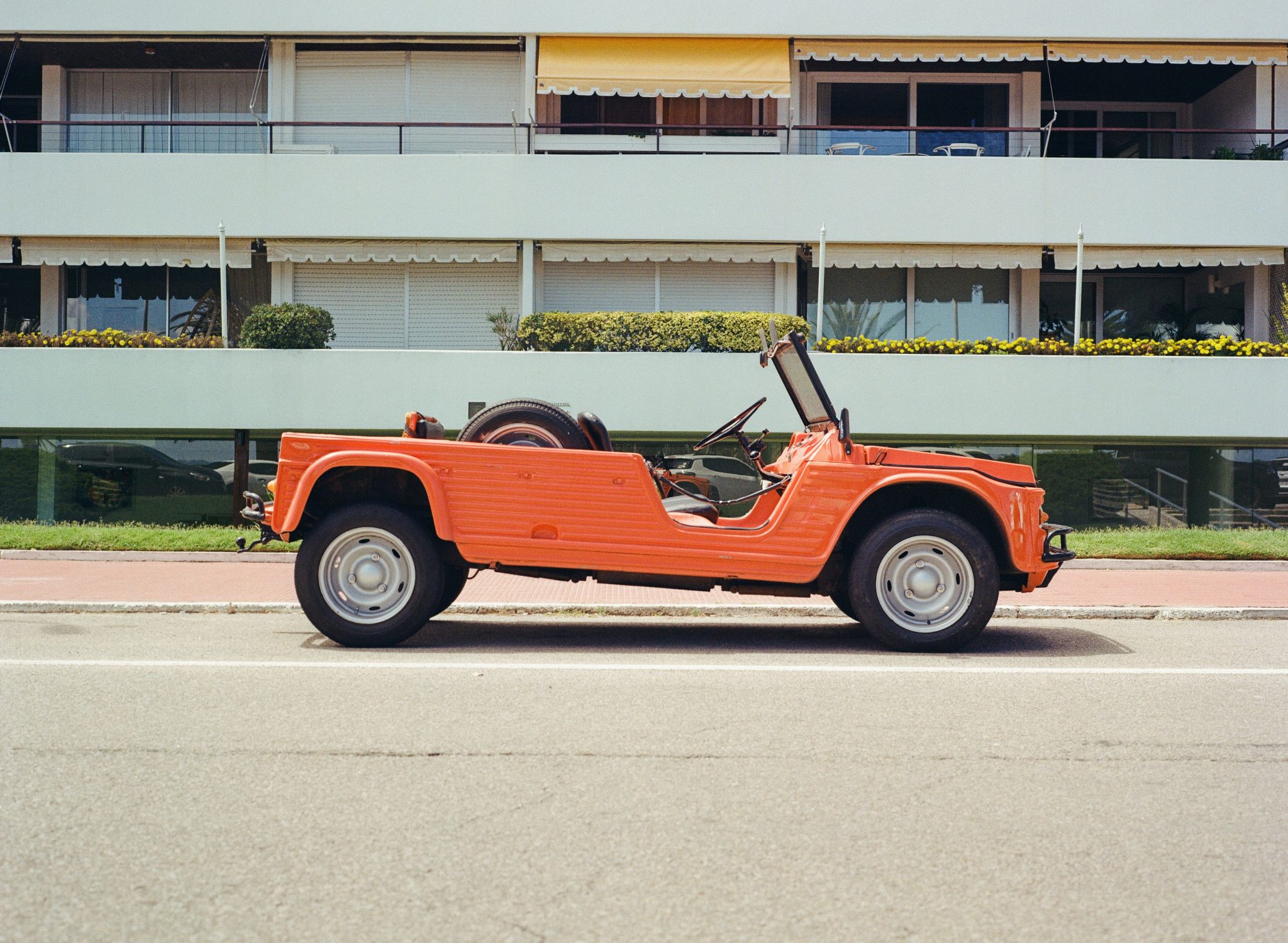 citroen mehari en una calle de formentera